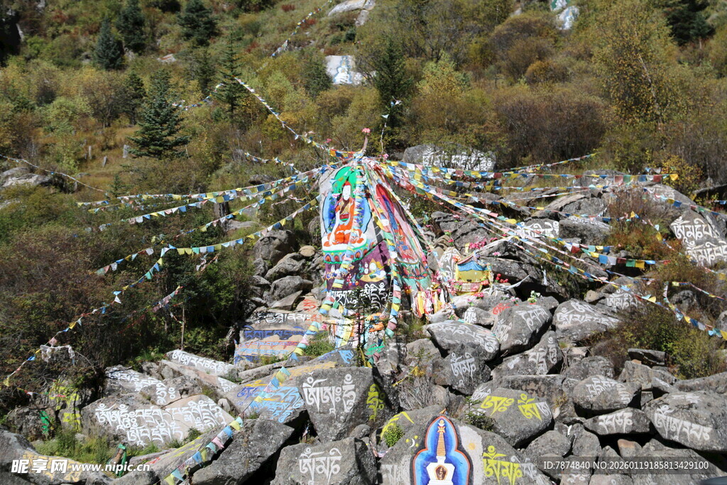 山间经幡装点的石堆景观