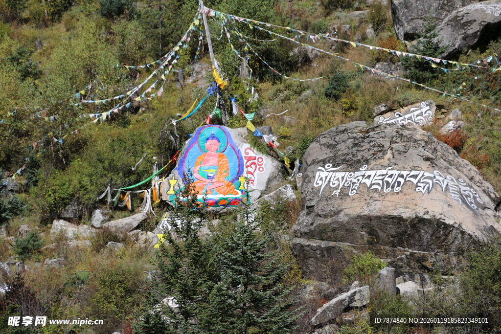 山间悬挂的彩色经幡