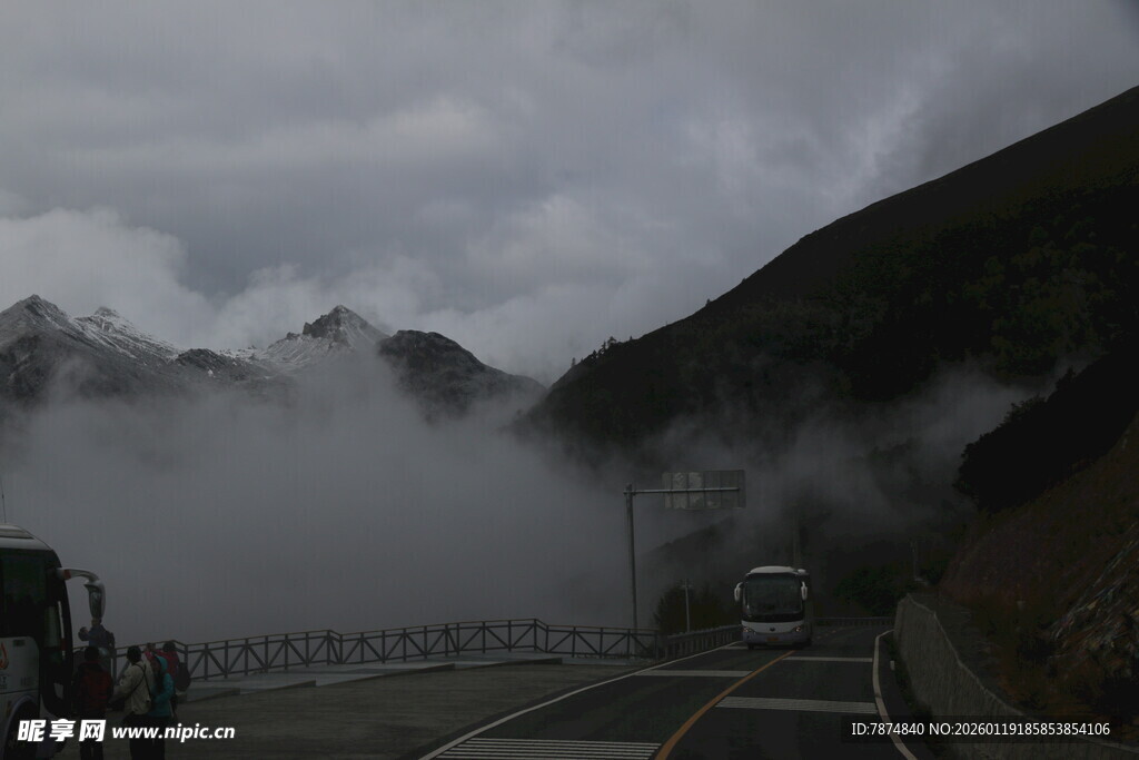 山间云雾缭绕的公路景色