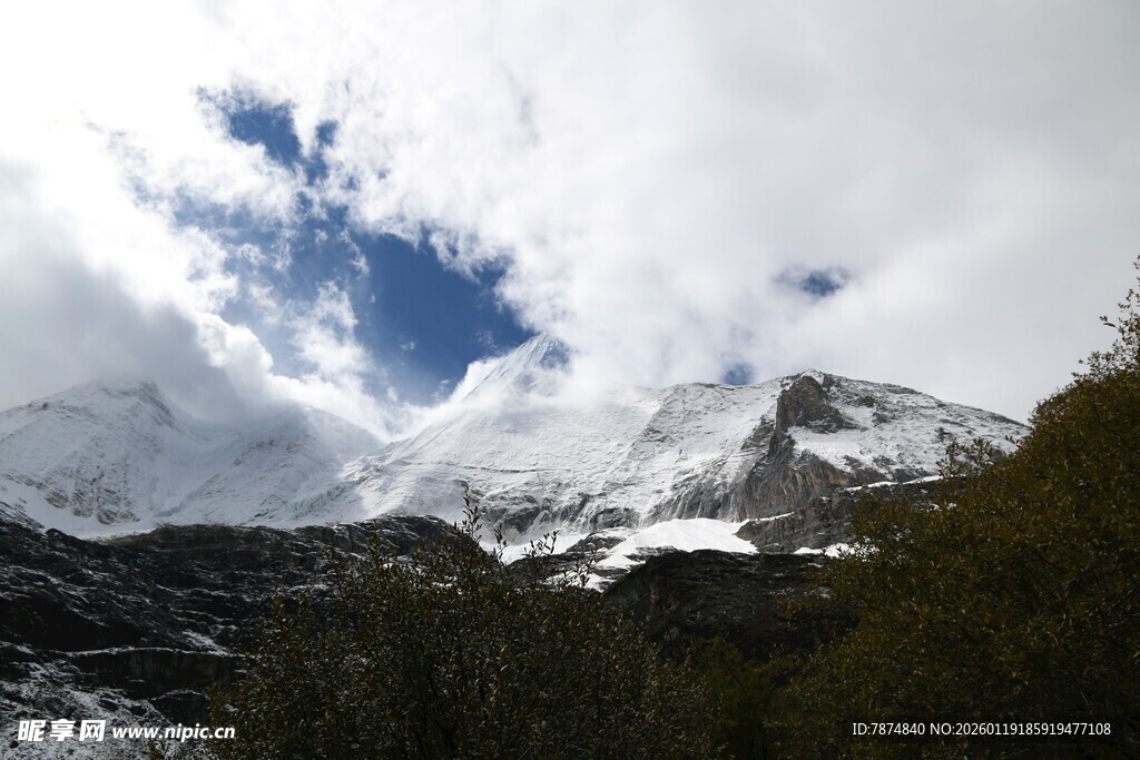 雪山云海壮丽自然景观
