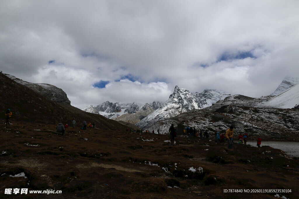 雪山云雾下的壮丽山景