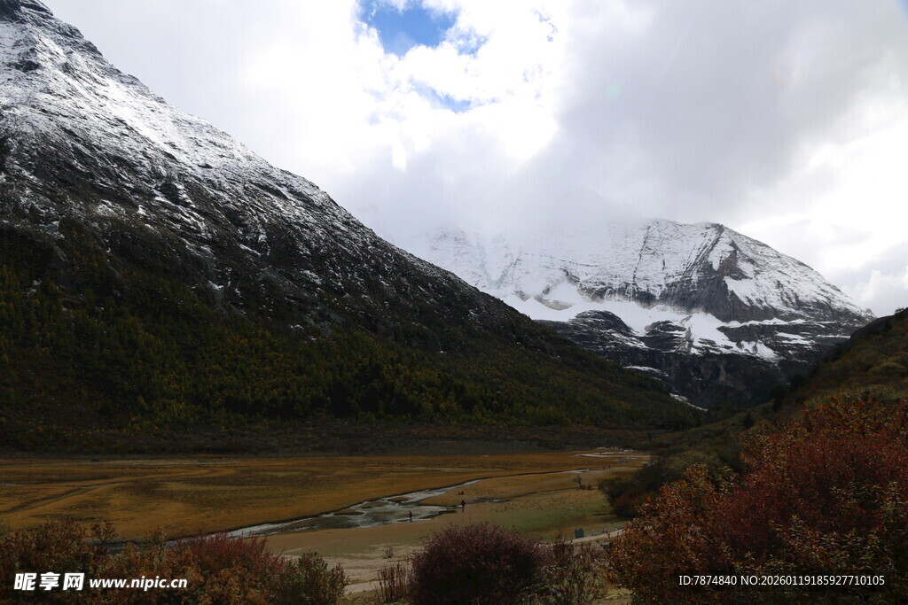 雪山下的开阔山谷风光