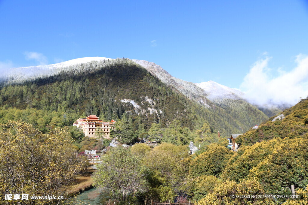 山间美景中的古朴建筑