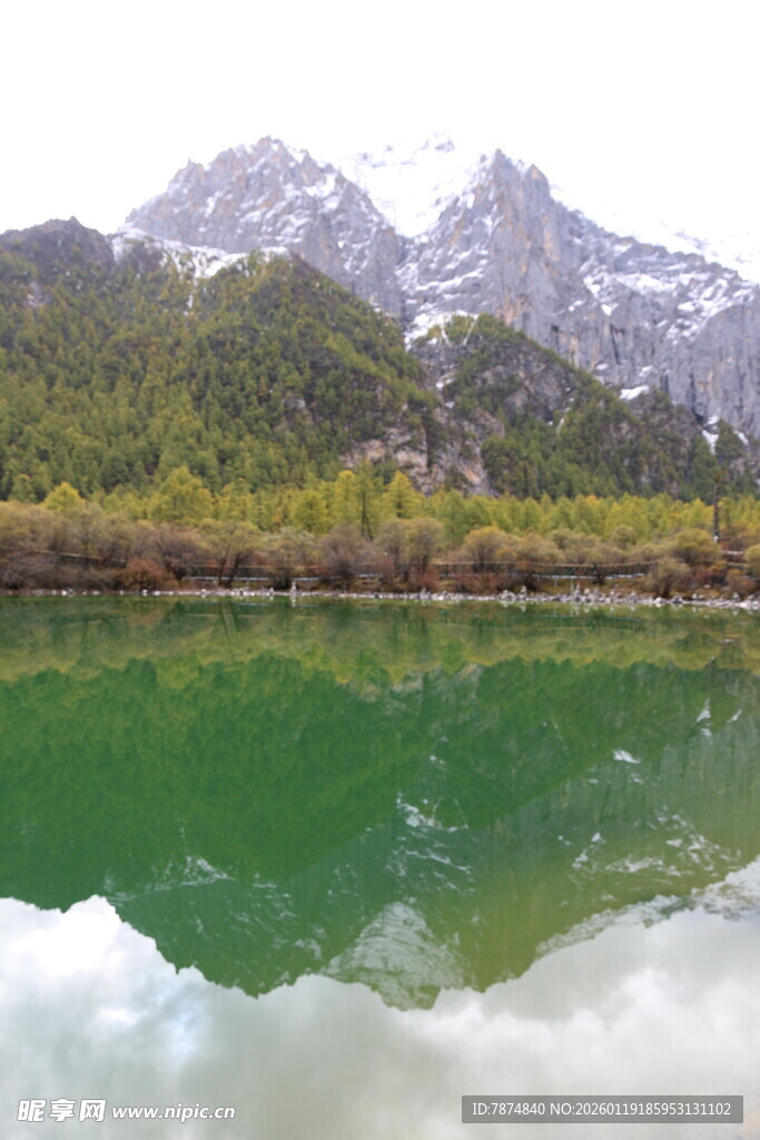 青山绿水间的秀丽湖景