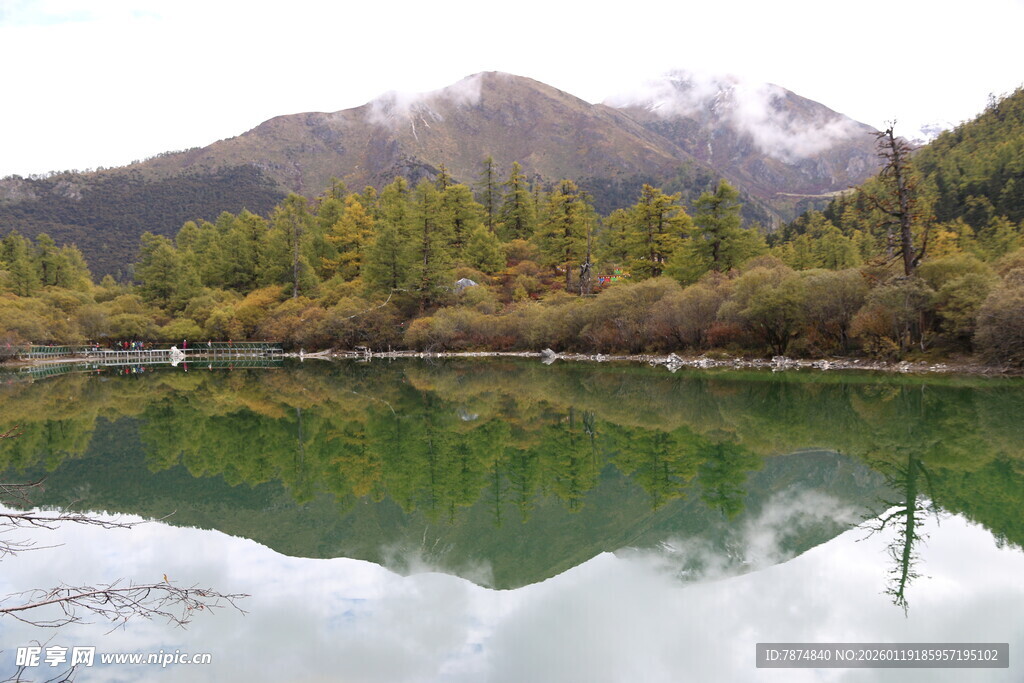 山间静谧湖景 绿意盎然