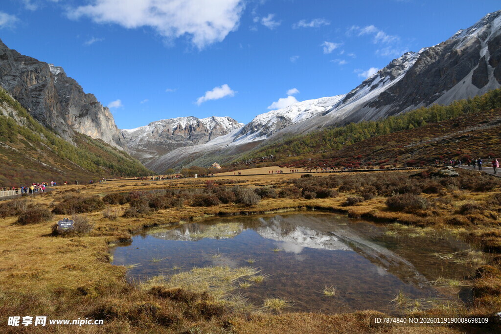 山间静谧小湖与壮丽雪山