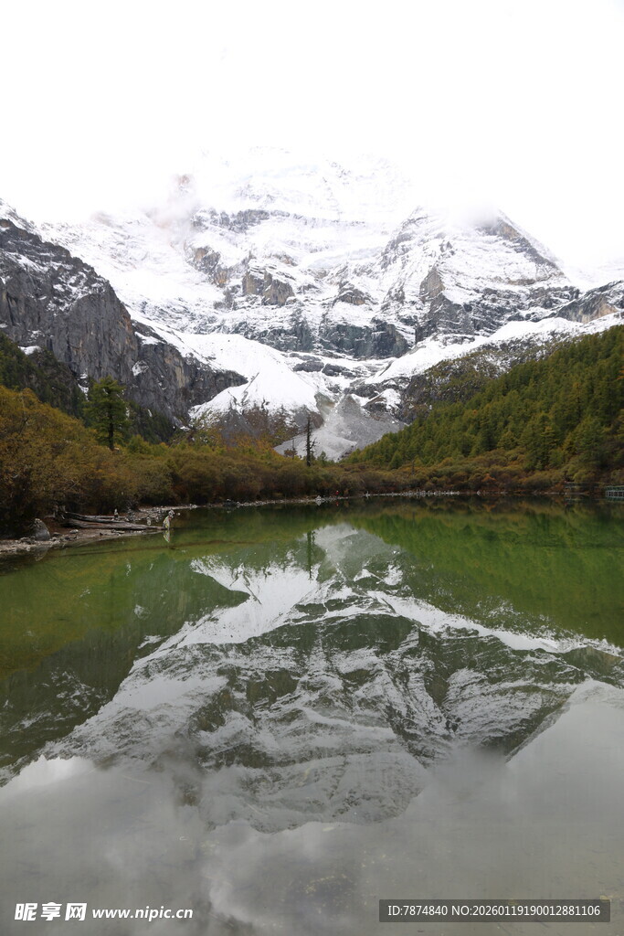 雪山下的静谧碧绿湖水