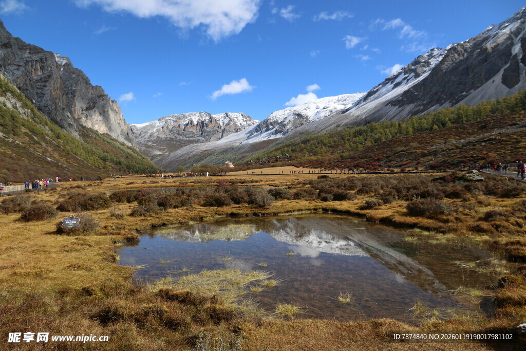 山间湖泊美景