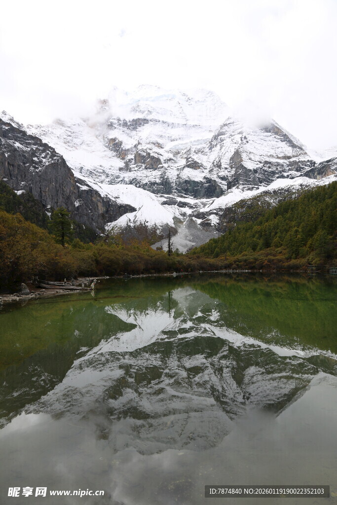 雪山下的静谧湖水