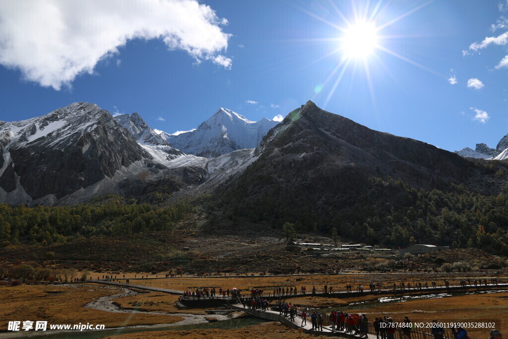 雪山下的壮丽风光