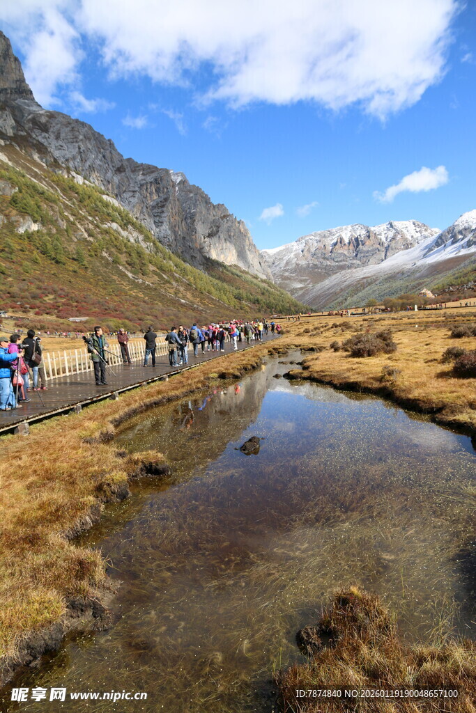 山间步道上的徒步人群