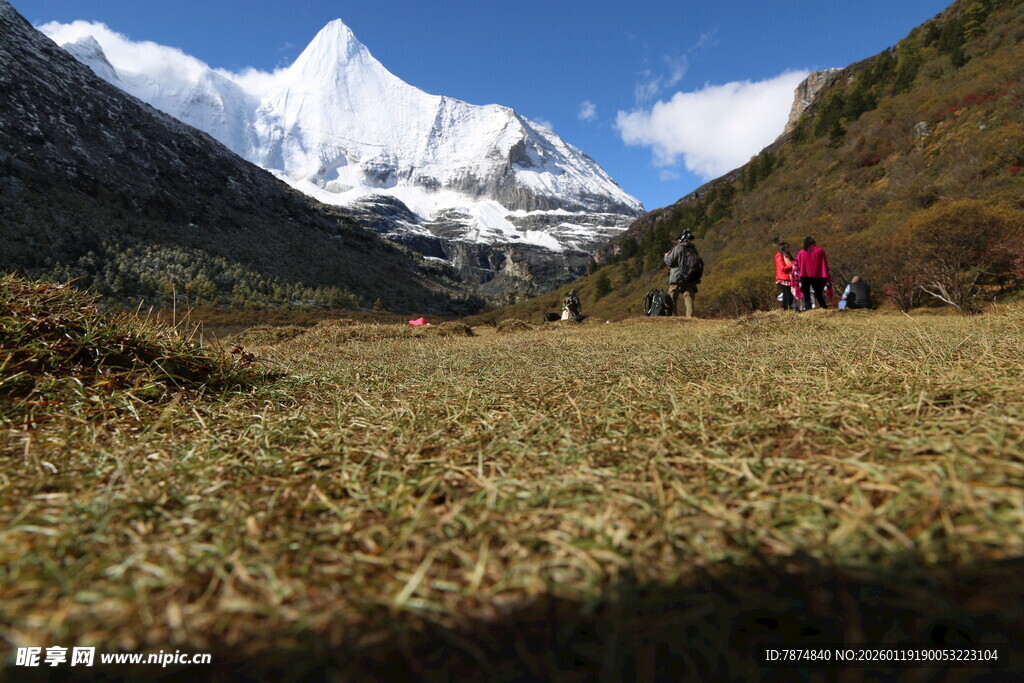 雪山下的徒步之旅