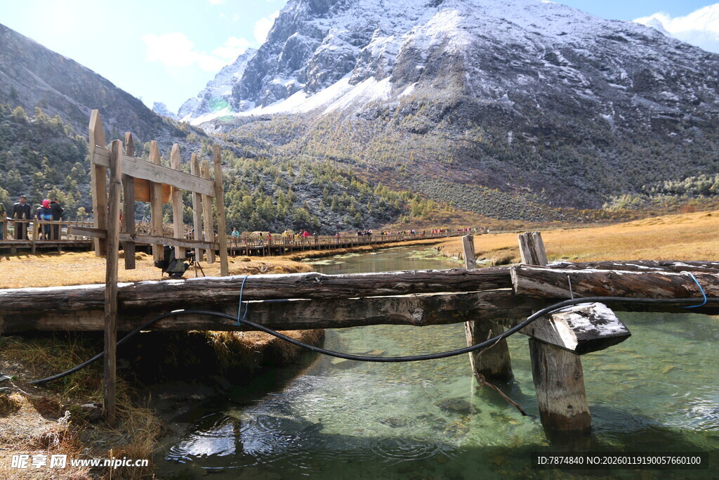 山间木桥横跨清澈溪流