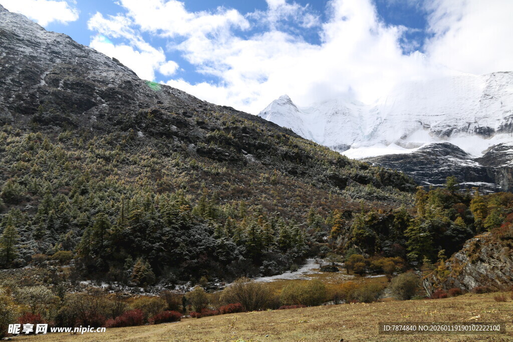 壮丽山景 云雾缭绕的自然美
