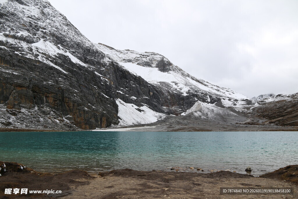 雪山下的澄澈湖泊