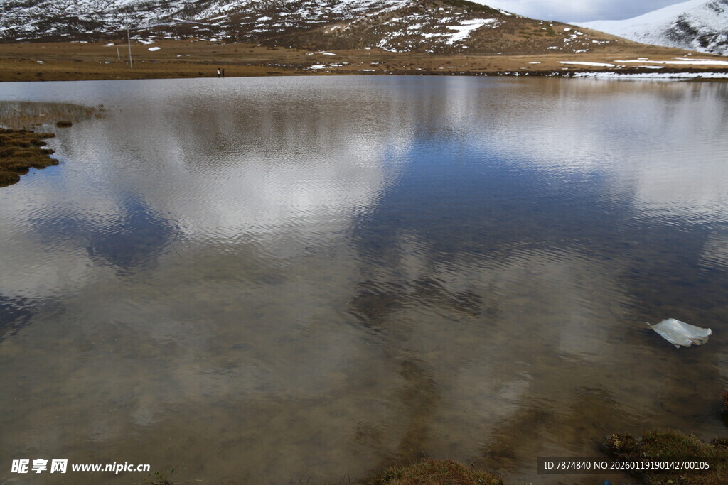 雪山下平静的清澈湖泊