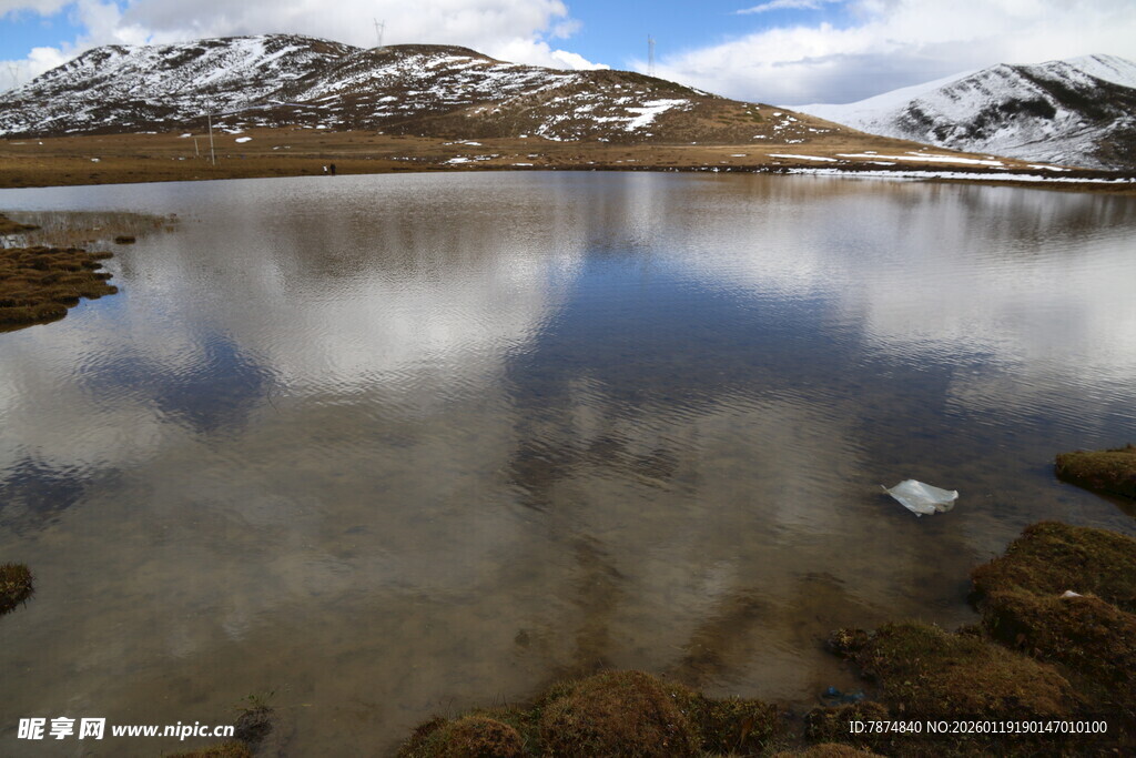 雪山下的静谧湖泊