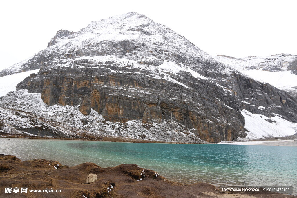 雪山下的碧蓝湖水