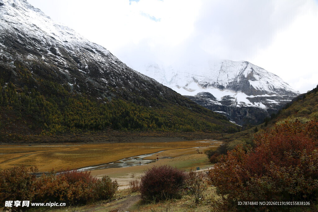 雪山下的多彩山谷风光