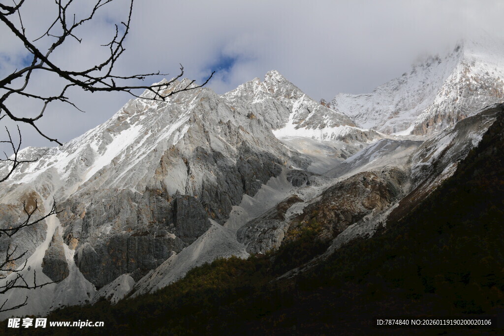 巍峨雪山壮丽景致