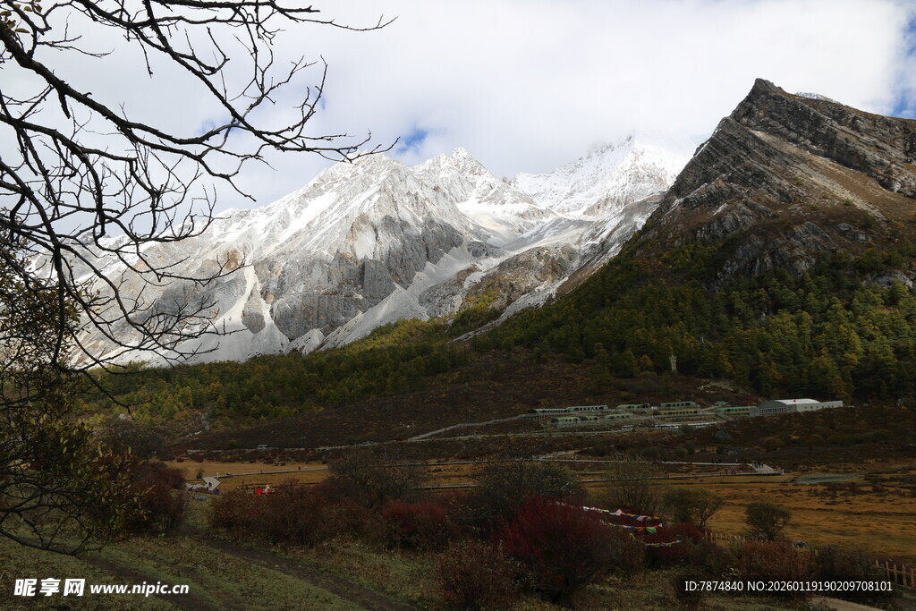 雪山下的自然美景