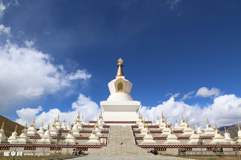 藏地白塔 蓝天白云下的圣景