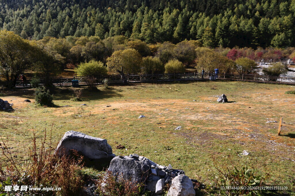 山间草地与远处村落景观