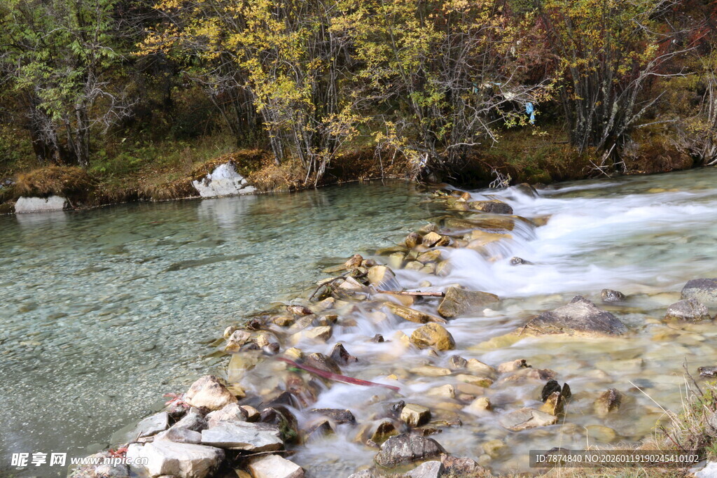 山间清澈溪流与嶙峋石块