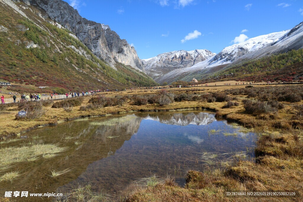 山间静谧湖泊与壮丽山景