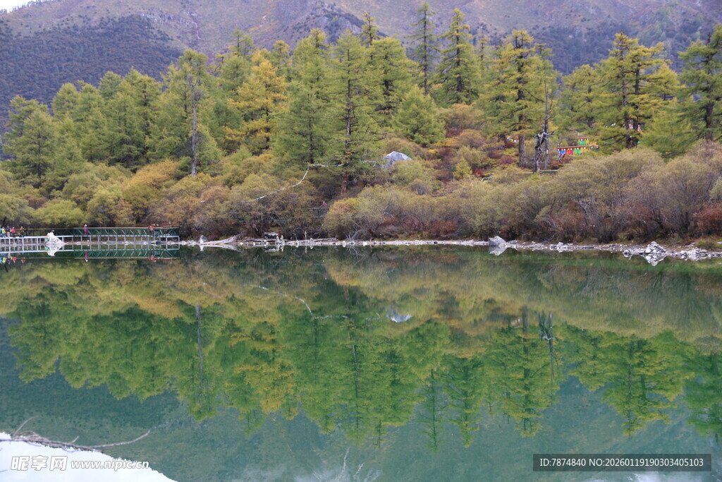 湖畔山林美景倒影如画