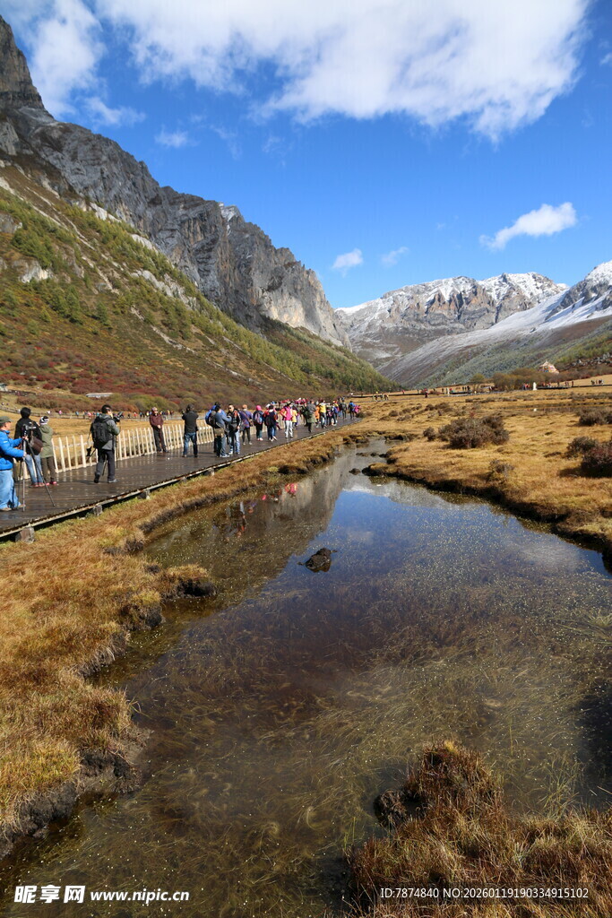 山间徒步小径与清澈溪流