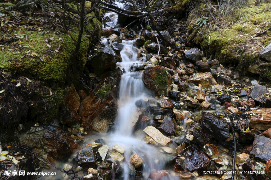 山间潺潺小瀑布