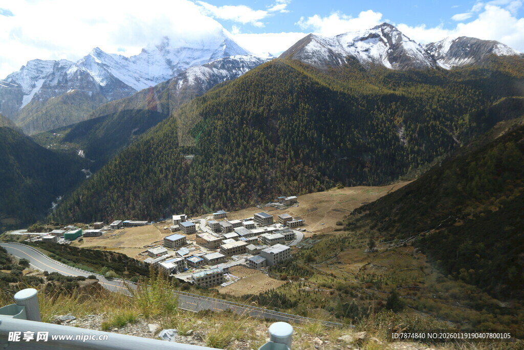 山间村落 雪山环绕美景