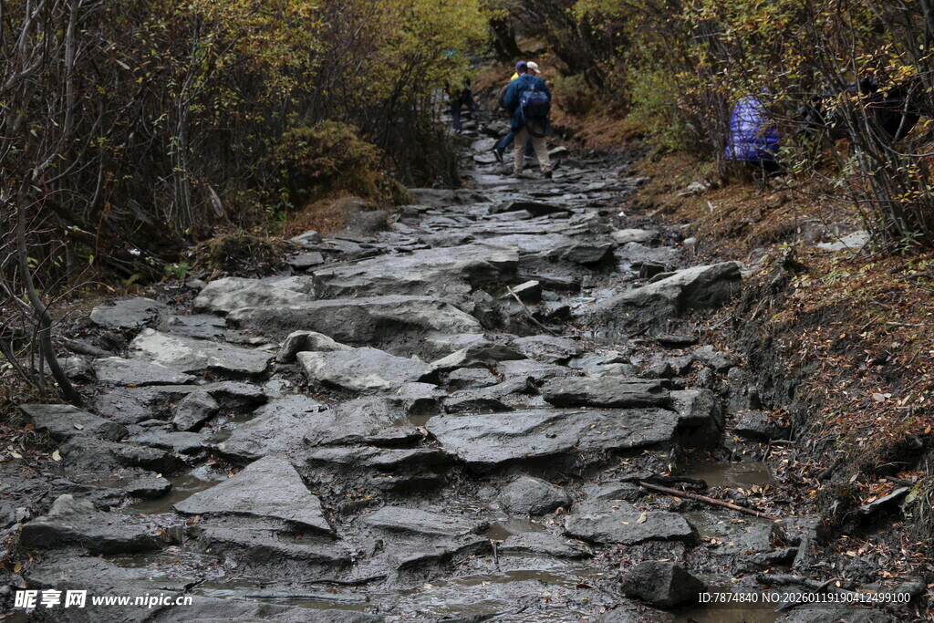 山间石板小径徒步场景