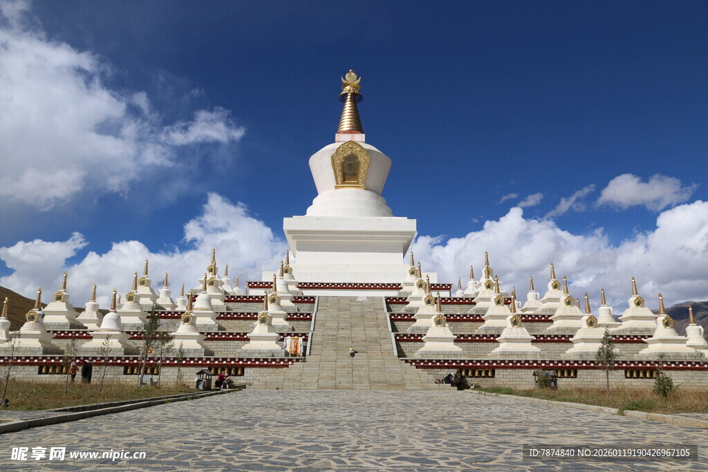 白塔景观 蓝天白云下的庄严