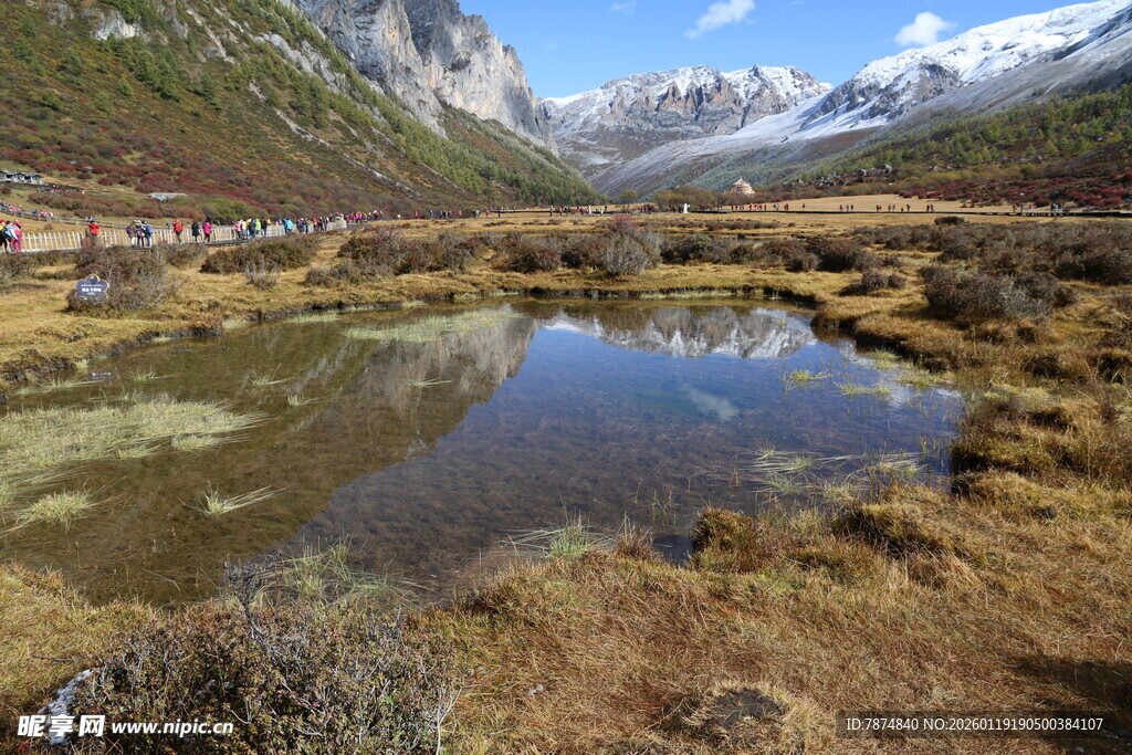 山间静谧湖泊风光