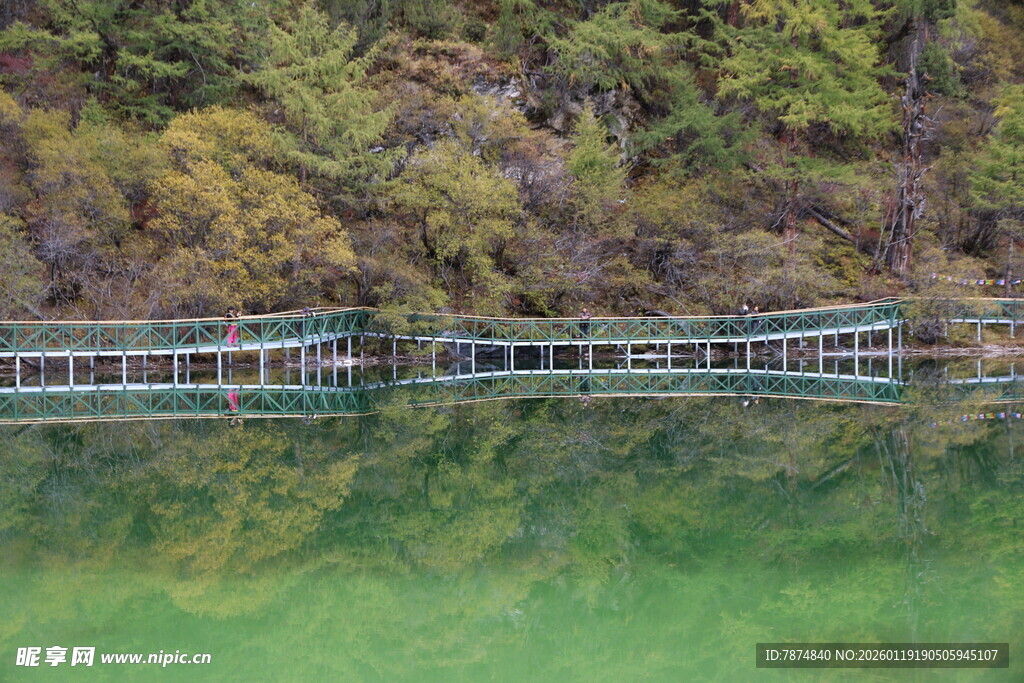 青山绿水间的木质栈桥
