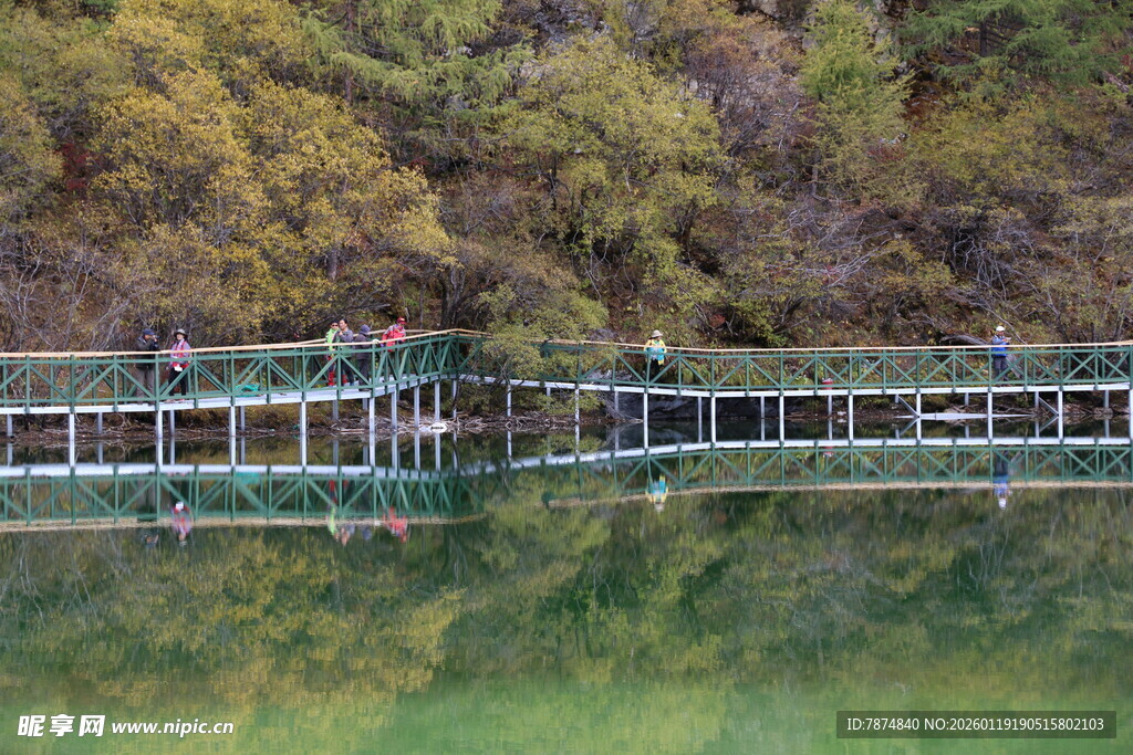 湖畔栈桥映秋色