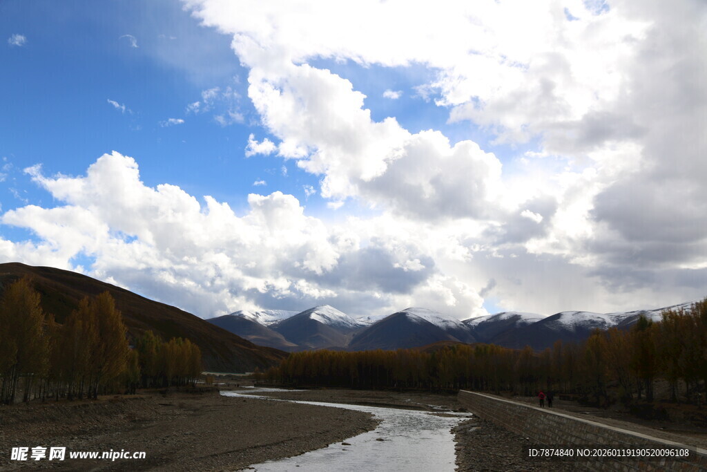 山间河流与蓝天白云美景