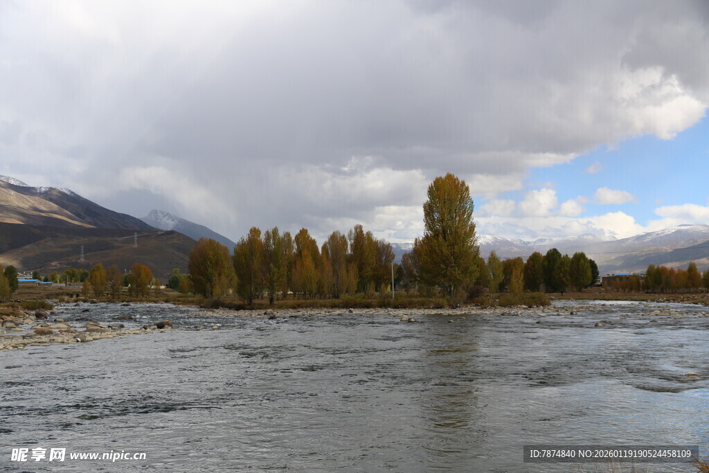 秋日河畔山林风景图