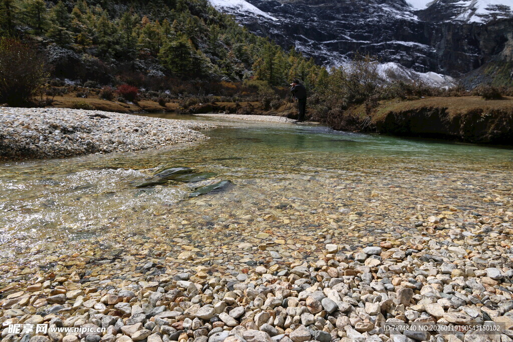 山间清澈溪流与碎石景观
