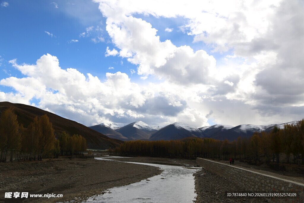 山间河流与蓝天白云美景