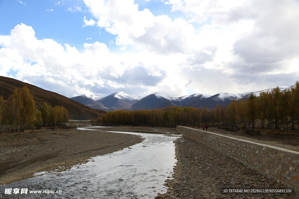 山间蜿蜒河流秋日美景
