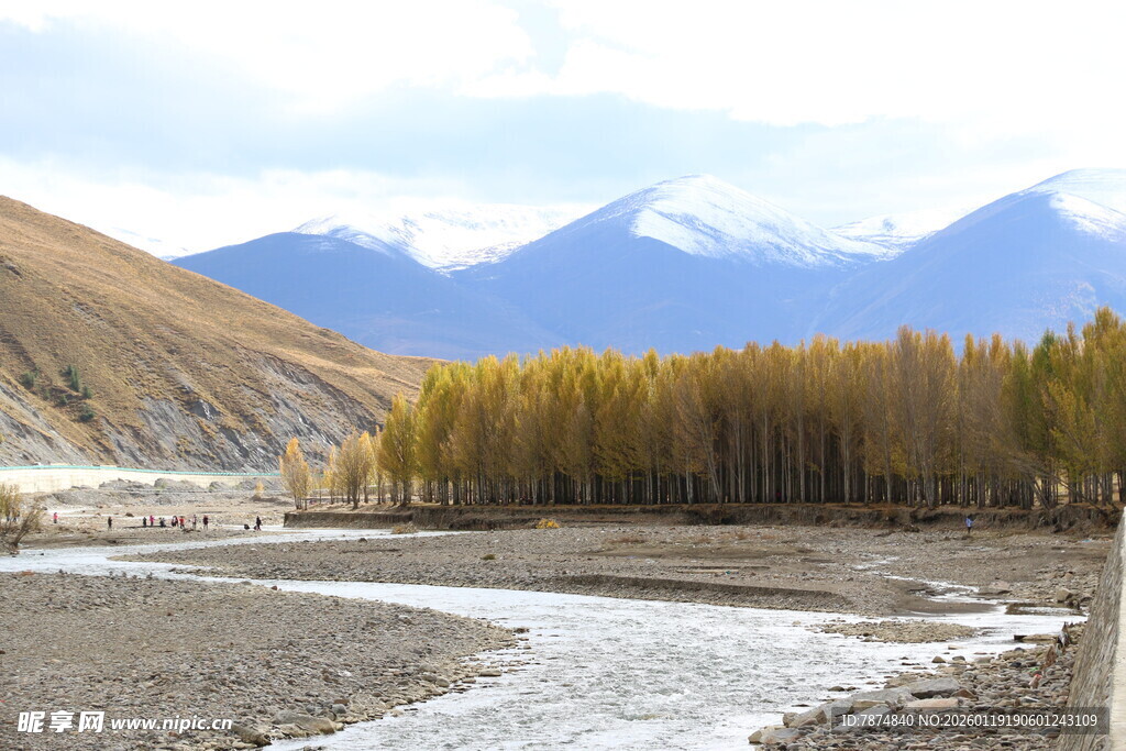 山间河谷的秋日风光