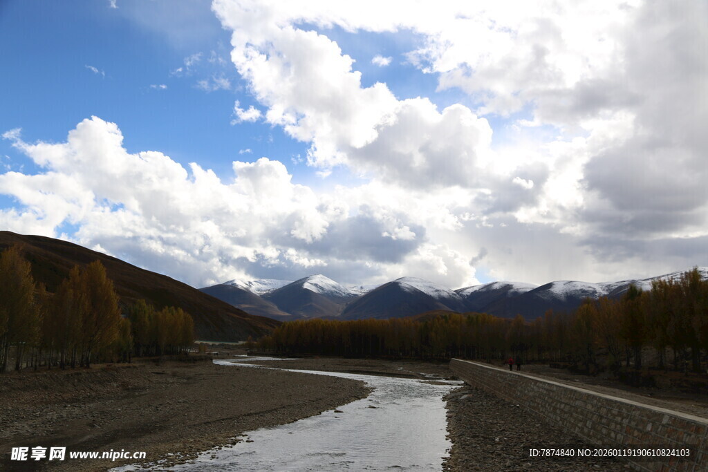 山间河流与多彩秋景