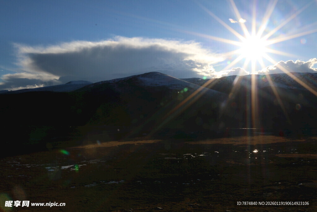 日出时分的壮丽山间景象