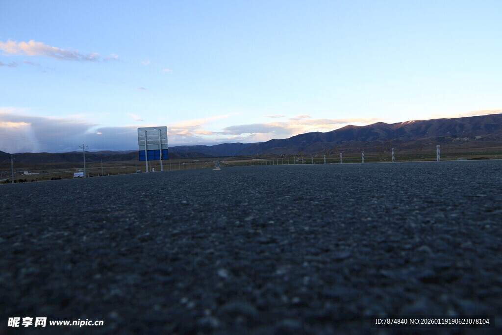 空旷原野上的天际线