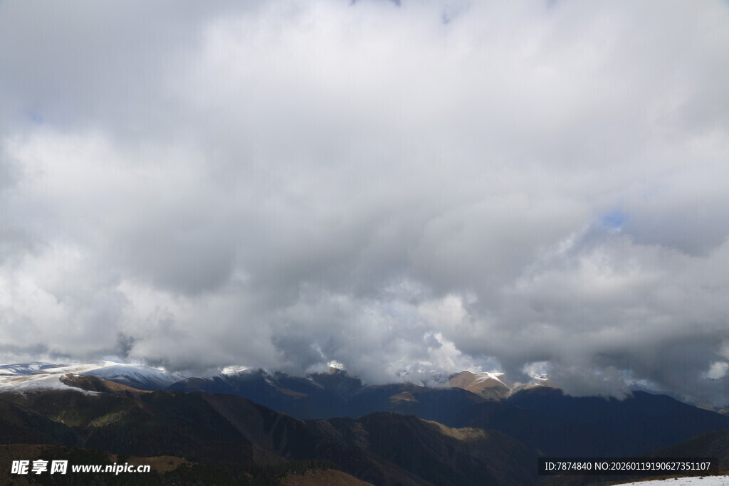 山间云海壮丽景观