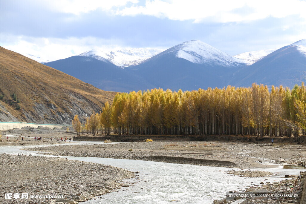 秋日河谷山林雪山美景