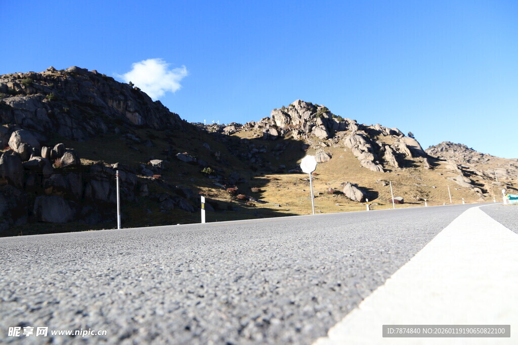 山间砾石地与巍峨山脉